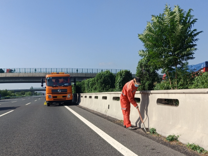 清理中央分隔带1