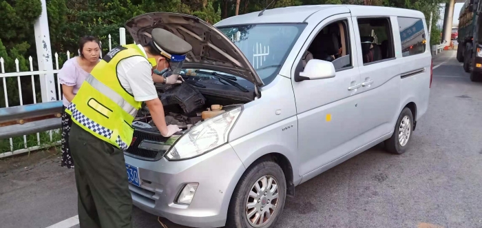 青县站：学史力行帮修车，打造文明先锋岗