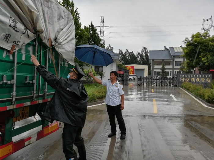 2021-8.31，石安分公司河沙镇站雨中帮助司乘，摄影杨利芳