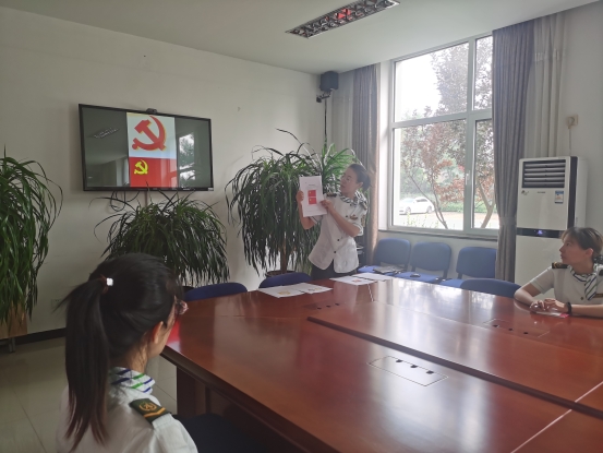 抚宁北收费站党支部开展专题党课，学习《中国共产党党徽党旗条例》1