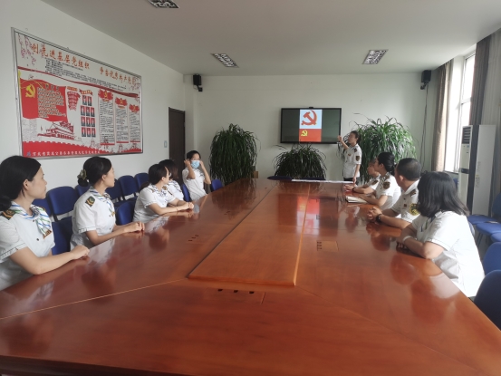 抚宁北收费站党支部开展专题党课，学习《中国共产党党徽党旗条例》2