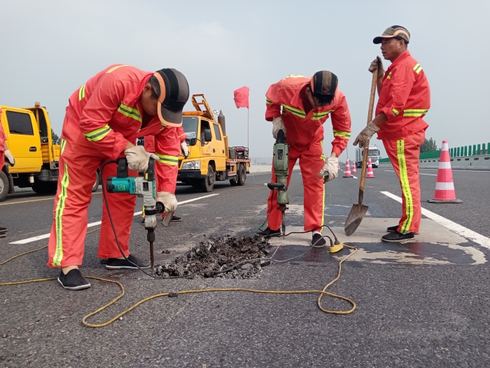 2021.9.17邯郸南养护工区及时修补路面坑槽 保障道路安全畅通 作者：贾喆 (1)
