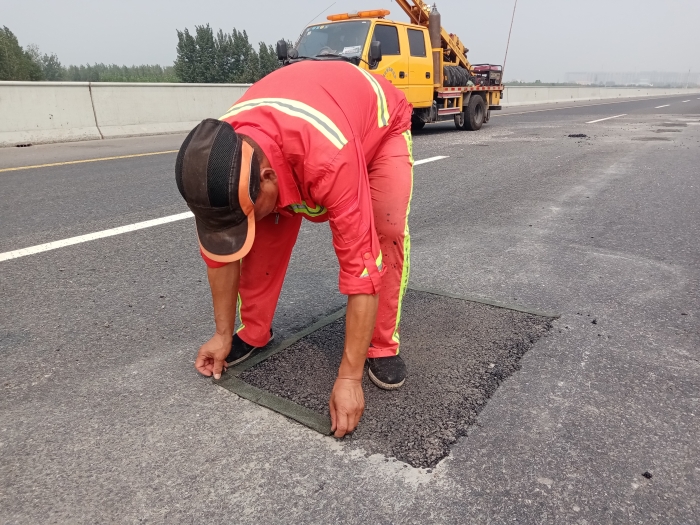 2021.9.17邯郸南养护工区及时修补路面坑槽 保障道路安全畅通 作者：贾喆 (2)
