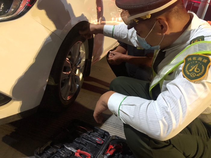 石安分公司河沙镇站帮助司乘修车，摄影刘刚