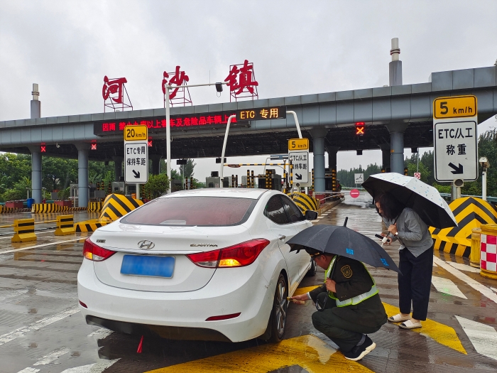 2021-9-19，石安分分公司河沙镇站雨中帮助司乘，摄影郭素玲