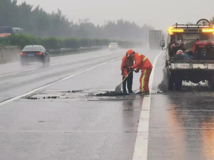 C:\Users\gyz\Pictures\雨天维修道路病害