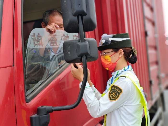 国庆服务司乘，摄影：王蒙蒙