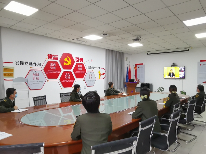 邢台南站职工观看纪念辛亥革命110周年大会