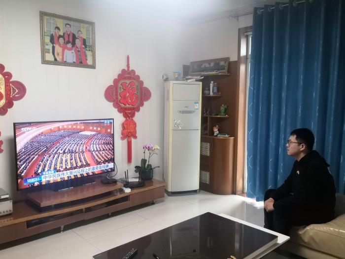邢台南站职工在家观看纪念辛亥革命110周年大会