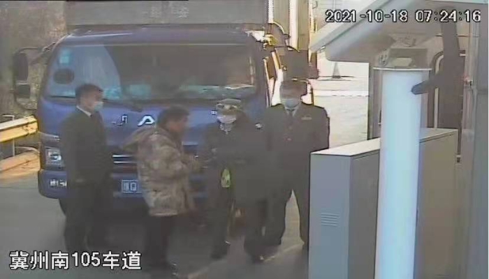 冀州南收费站严查超限联合收割机 成功追缴通行费518元