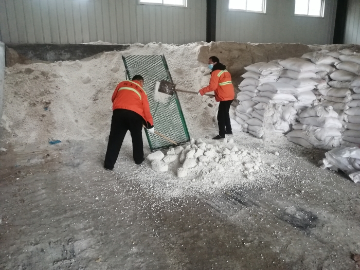 C:\Users\gyz\Pictures\铺上养护工区自制筛子对融雪剂进行过滤