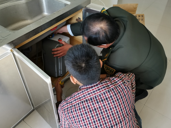 邢台南站学史力行办实事，更换电热小厨宝2