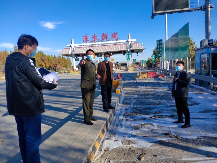 张涿分公司总经理陈园明,副总经理翟忠伟一行到涞水新城收费站进行