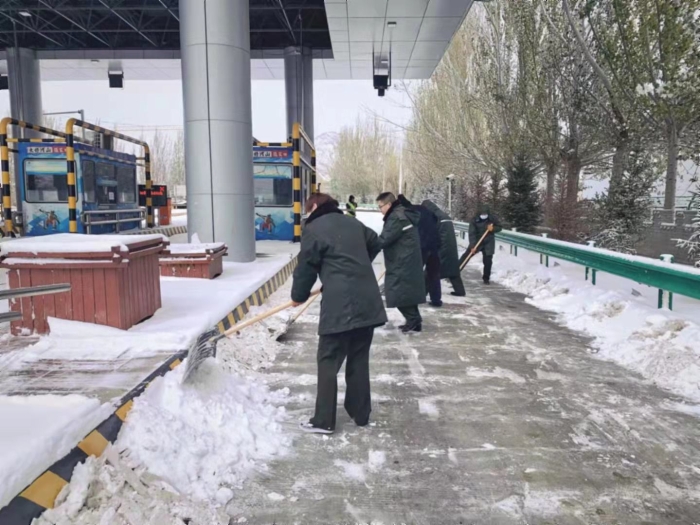 张家口工区除雪车协助纬三路收费站完成收费通道清雪工作1