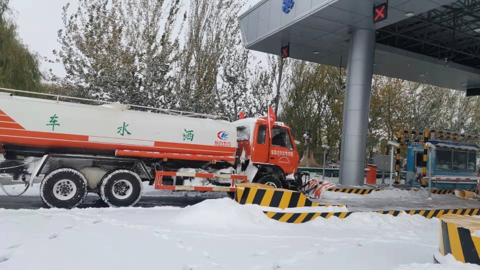 张家口工区除雪车协助纬三路收费站完成收费通道清雪工作2