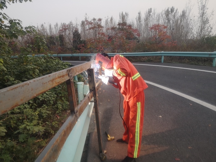 2021.11.2邯郸南养护工区封堵逃漏通行费工作 作者：卢乐