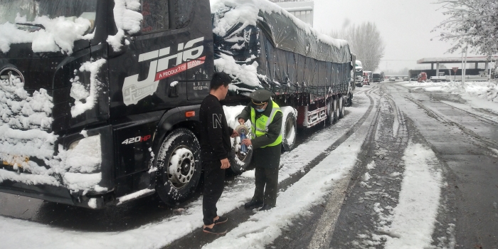 大广分公司常屯收费站为滞留司乘“雪天送温暖” 大广分公司常屯收费站为滞留司乘“雪天送温暖”