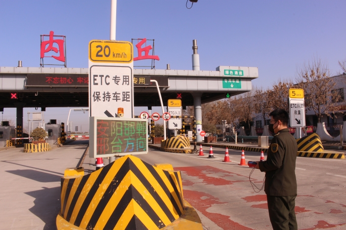 11月23日，内丘收费站利用废旧LED显示屏在站口提供行车方向及路况信息 (2)