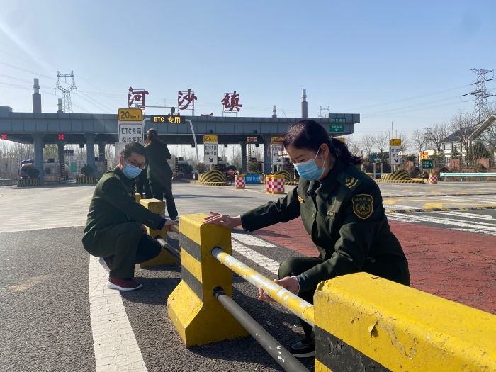 2021-11-23，河沙镇站检查收费广场隔离设施，严禁车辆随意调头。摄影杨利芳