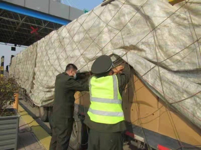 冀州南收费站耐心讲解绿通政策 ，足额征收通行费2393.9元
