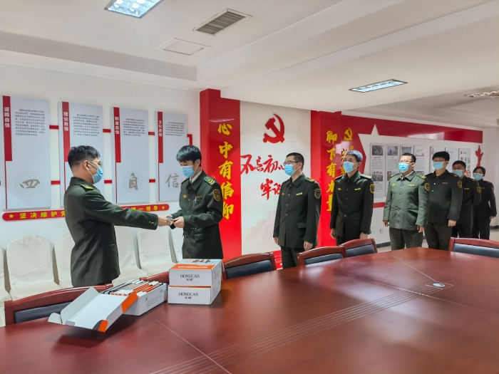 12月1日，内丘站贴近职工工作生活，为职工发放防寒手套，