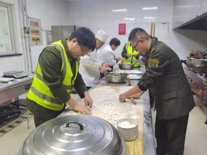 冀州南收费站开展包饺子活动 冀州南收费站开展包饺子活动