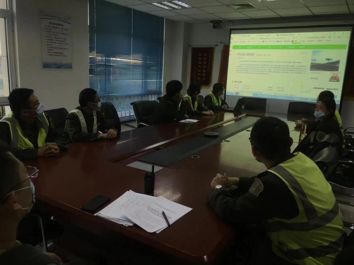 大麻森收费站组织全体职工积极学习《河北省公路条例》精神