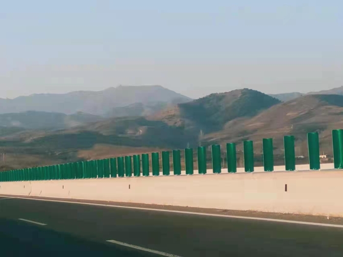 承秦高速公路秦皇岛段防眩设施改造工程近日完工1