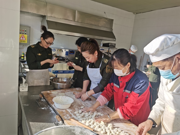 2021-12-21，邢台北站：冬至日浓香饺子  办实事温暖众心，作者：孙月雷 (1)