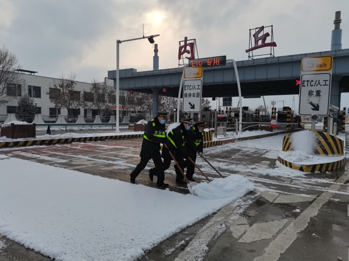 12月24日,内丘站积极进行除雪保畅工作 12月24日,内丘站积极进行除雪保畅工作