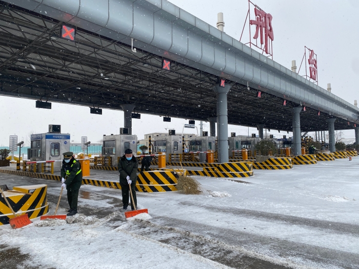 2021-12-24-邢台收费站-积极做好站口除雪保畅工作-邢台站 金铭 摄