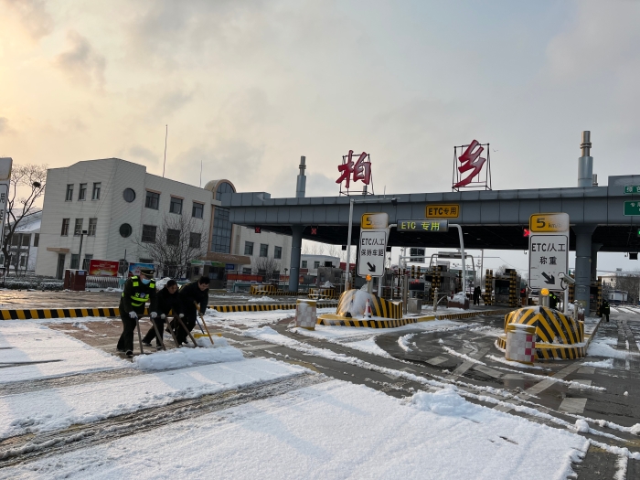 2021-12-24  柏乡站扫雪保畅通，拍摄：高冰册