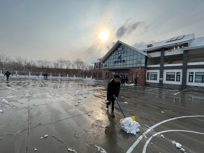 2021-12-24  柏乡站除雪在行动，拍摄：高冰册