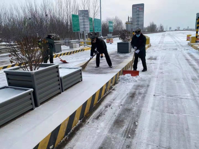 冀州南收费站快速除雪保畅通1