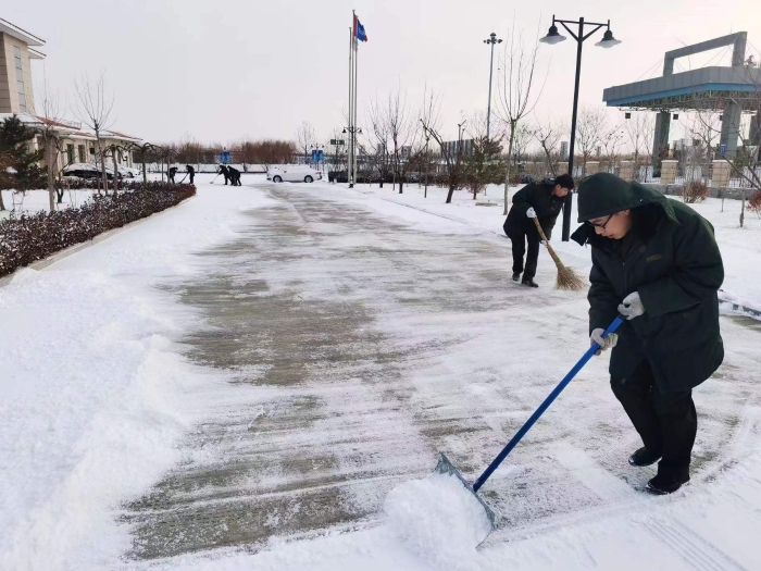 大麻森收费站以雪为令 除雪保畅保安全1