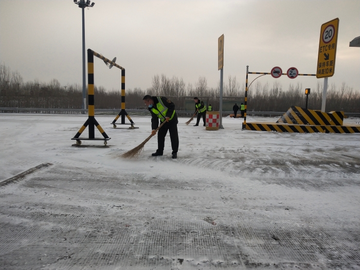 C:\Users\gyz\Pictures\尚村收费站扫雪防滑保畅通