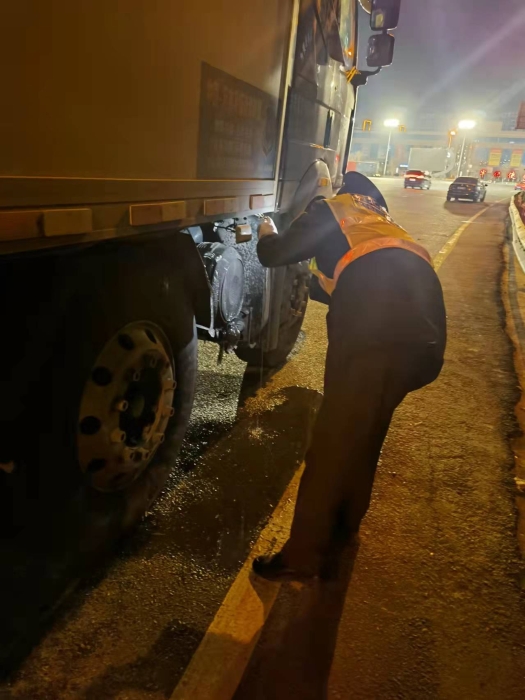 青县站：冬夜帮助大车司机修水箱