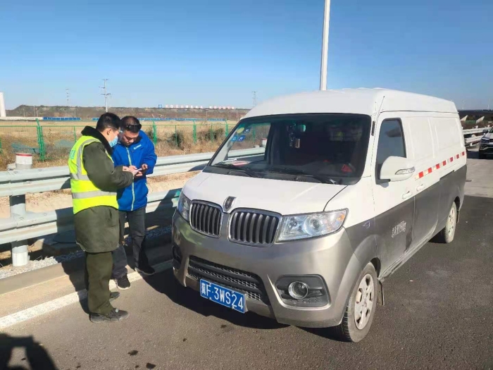 容城东收费站我为群众办实事情满京雄路 热心助司乘1