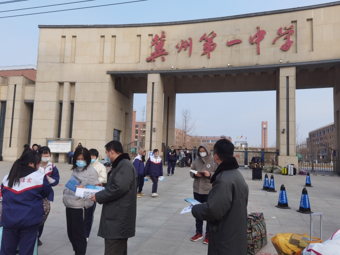 冀州南收费站持续推进引车上路工作1