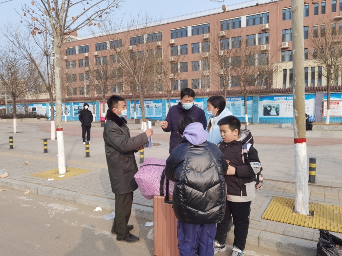 冀州南收费站持续推进引车上路工作2