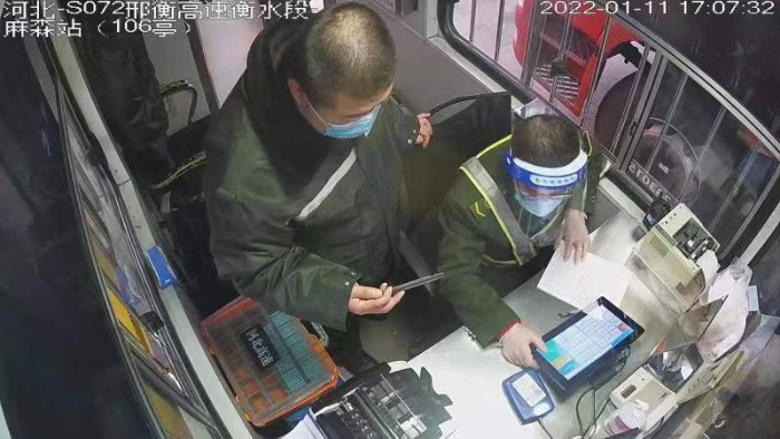 大麻森收费站与分公司稽核管理中心联合办公治理车型不符逃费车辆