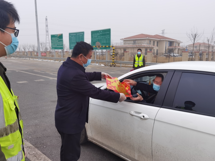 邢衡衡水分公司党委委员、副总经理张吉东春节前夕到冀州西收费站与基层员工一起为司乘送福1