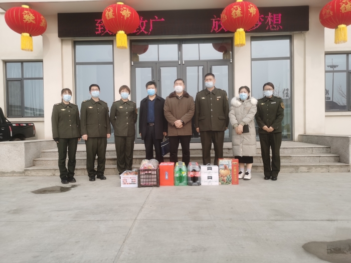 大广分公司副总经理侯运芳一行到任丘北收费站进行春节前慰问工作