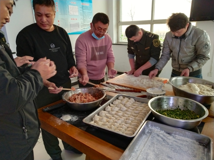 C:\Users\gyz\Pictures\尚村收费站其乐融融包饺子开开心心过小年
