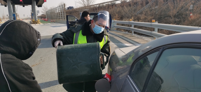 京雄筹建处容城东收费站新年新气象热心服务不打烊