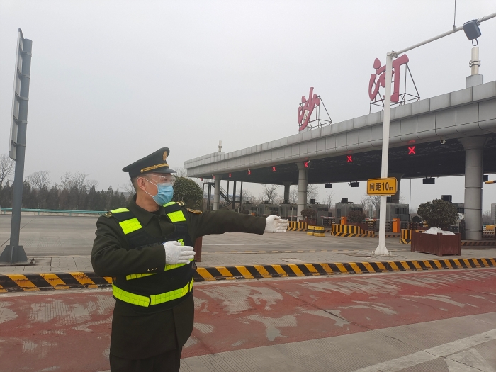 沙河站：职工潘志强做好节日疏导  摄影：刘丽军