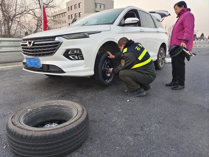 石家庄南站帮助司乘修车