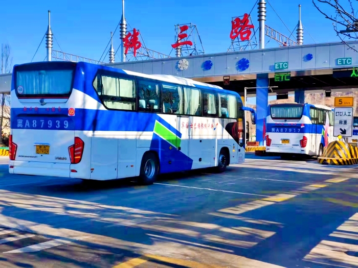 纬三路收费站保障冬奥服务车辆快速通行