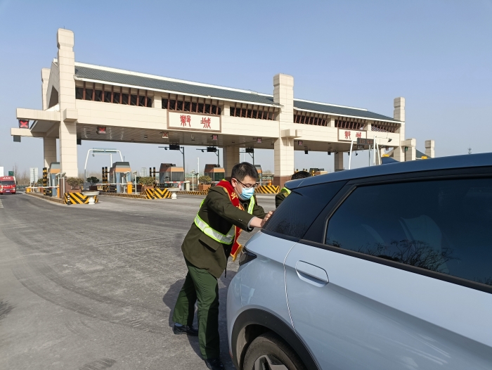 2022-3-4弘扬践行雷锋精神站口帮助遇困司乘，作者：张晶玉