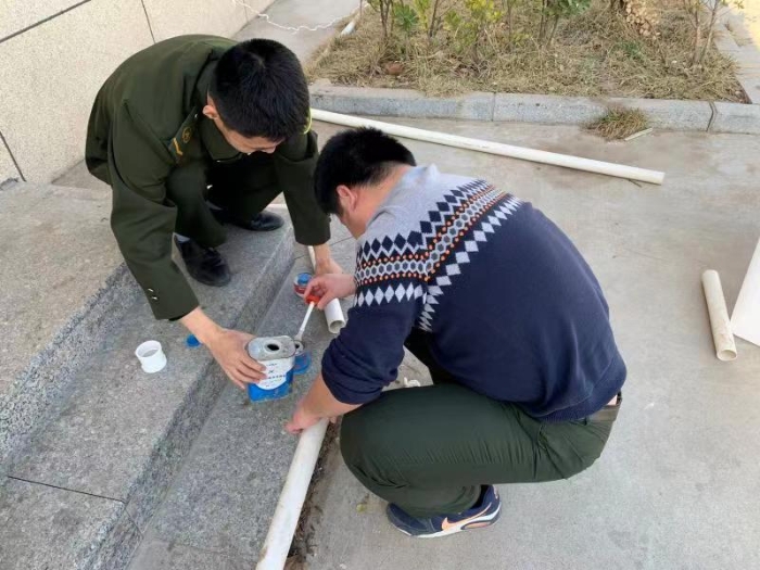 冀州西收费站认真组织站区春季绿化工作2 冀州西收费站认真组织站区春季绿化工作2